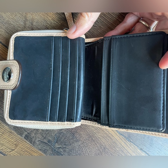 🖤Coach Patent Leather Black and Tan Wallet🖤 - Picture 7 of 7